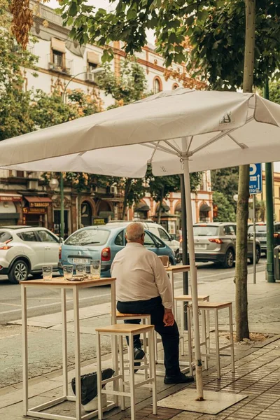 Plano Vertical Anciano Sentado Una Silla Café Sevilla España — Foto de Stock