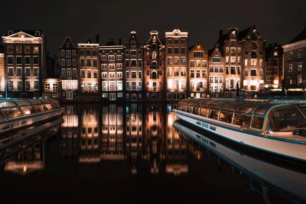 Красивые Старые Здания Амстердама Каналами Перед Ними Рядом Центральным Вокзалом — стоковое фото