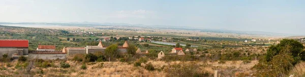 Ein Panoramabild Der Dalmatinischen Landschaft Von Einem Hügel Vor Blauem — Stockfoto
