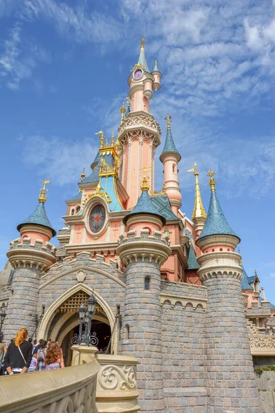 Plano Vertical Gente Que Visita Castillo Bella Durmiente Disneyland París — Foto de Stock