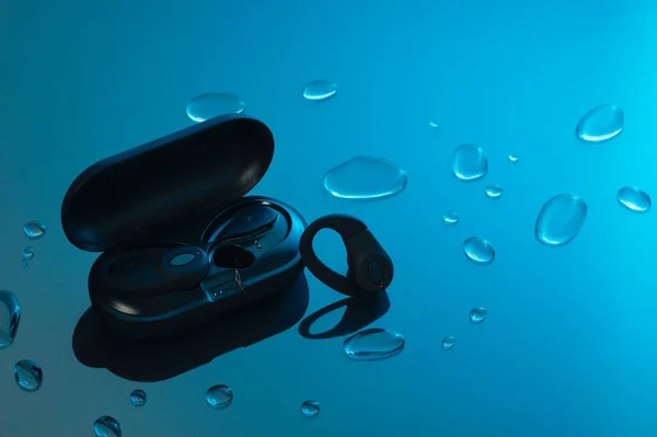 Closeup Shot Black Wireless Headphones Blue Background Water Droplets — Stock Photo, Image