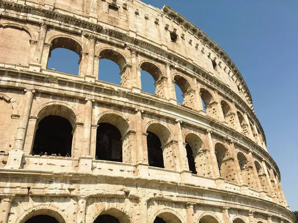 Parlak Mavi Gökyüzünün Arka Planındaki Colosseum — Stok fotoğraf