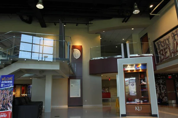 カンザス大学ローレンス校のデブルースセンターの入り口から2階の景色 — ストック写真