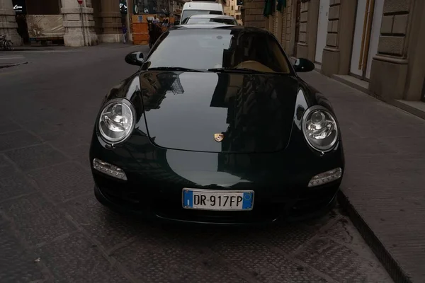 Primer Plano Porsche Negro Estacionado Lado Una Calle Tranquila — Foto de Stock