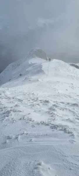 Μια Κάθετη Βολή Του Χιονισμένου Βουνού Ενώθηκε Στα Σύννεφα Ανθρώπους — Φωτογραφία Αρχείου