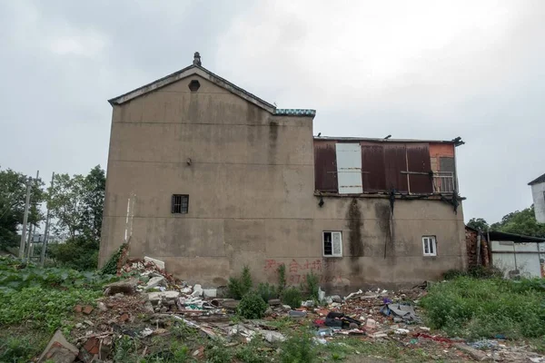 Front View Ruined Building Trash Flood Rural Area — Stock Photo, Image