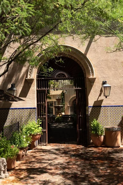 Eine Vertikale Aufnahme Eines Innenhofs Südwestlichen Stil Sedona Arizona Usa — Stockfoto