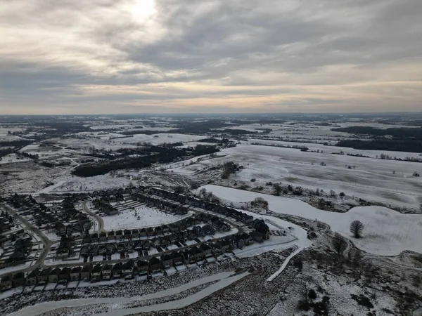 Uma Vista Aérea Paisagem Coberta Neve Cercada Por Árvores — Fotografia de Stock