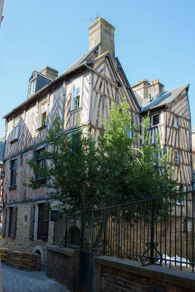 Stará Architektura Budov Městě Rennes Francie Proti Modré Obloze — Stock fotografie