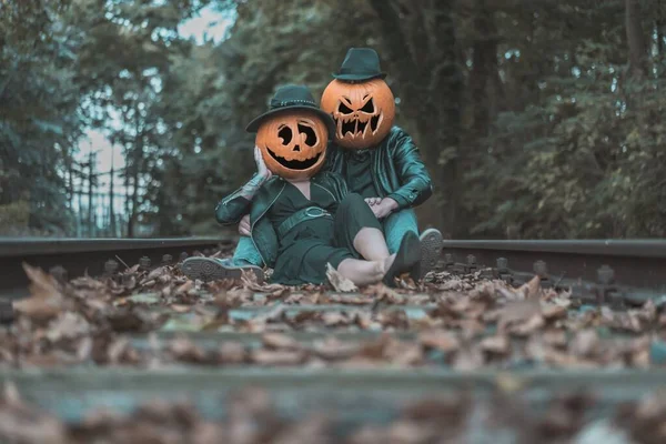 Closeup Shot Couple Wearing Pumpkins Heads Forest — Stock Photo, Image