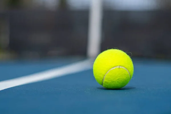 Güneşli Bir Günde Arka Planda Bulanık Bir Tenis Topunun Yakın — Stok fotoğraf