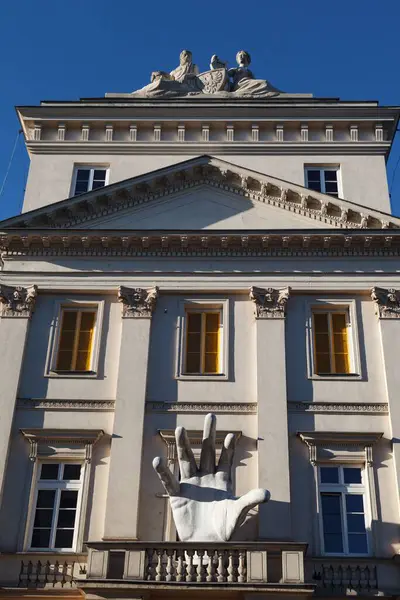 ポーランド ワルシャワの歴史的建造物のファサードに対する大きな手のヤシの彫刻 — ストック写真