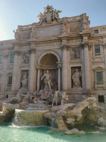 位于罗马的大水之泉的垂直截图 — 图库照片
