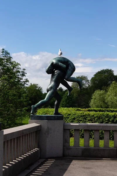 挪威奥斯陆维格兰公园一座现代雕塑的立柱 在蓝天的映衬下被捕获 — 图库照片