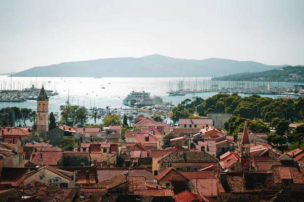 Panorama Trogiru Chorwacji Miasto Pierwszym Planie Góra Tle — Zdjęcie stockowe