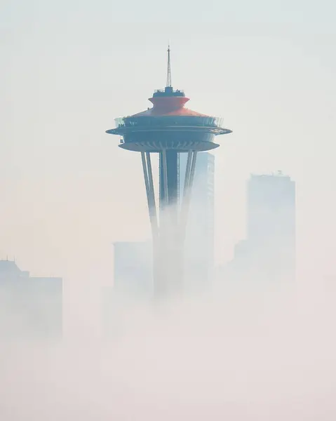 Vertical Shot Scenic Seattle Space Needle Foggy Day Washington United — Stock Photo, Image