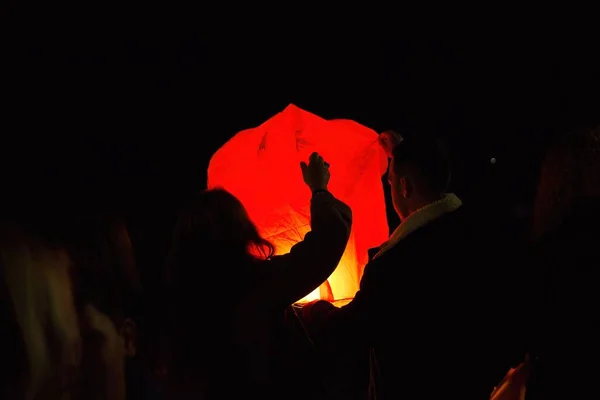 幸运的飞灯 五彩缤纷的飞灯 在美丽的希腊沃洛斯市的超级奇观 — 图库照片