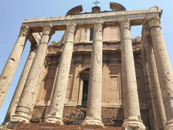 Templet Antoninus Och Faustina Bakgrunden Den Klarblå Himlen Rom — Stockfoto