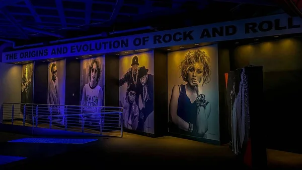美国克利夫兰摇滚名人堂墙上的图片 — 图库照片