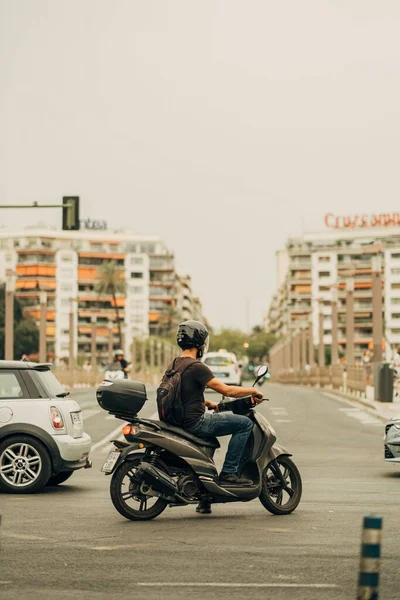 Egy Függőleges Felvétel Egy Motorosról Sevillában Spanyolországban — Stock Fotó