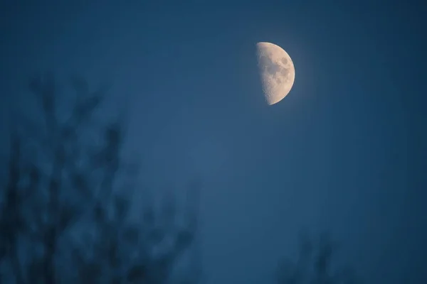 Una Luna Creciente Cielo —  Fotos de Stock