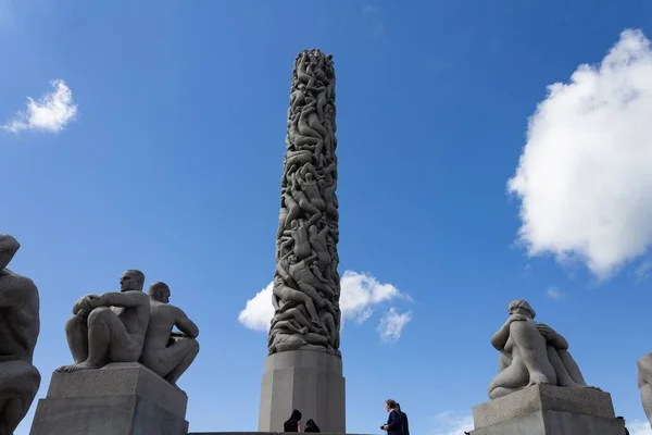 Niski Kąt Pięknej Rzeźby Wieży Parku Vigeland Otoczony Ludzkimi Rzeźbami — Zdjęcie stockowe