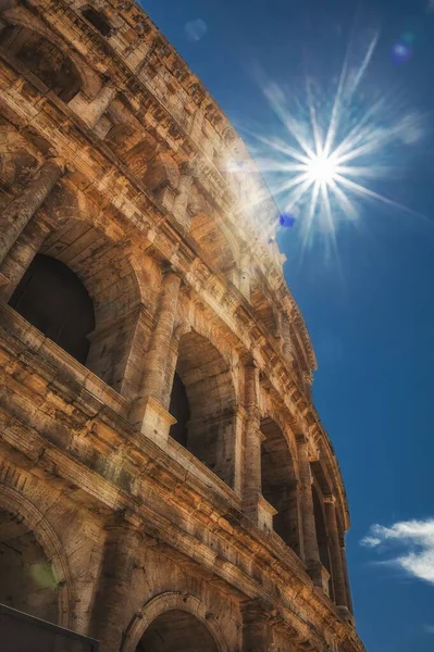 Angolo Basso Verticale Del Colosseo Una Giornata Sole Con Cielo — Foto Stock