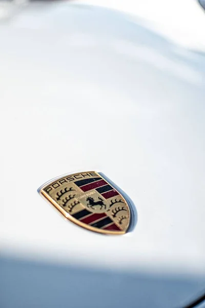 Знак Porsche White Car Крупный План Вертикальный — стоковое фото