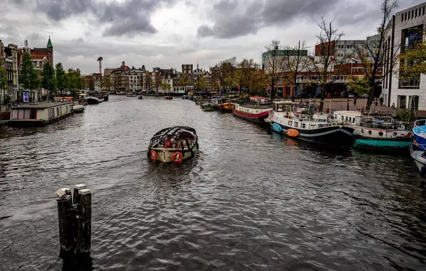 Łódź Pływająca Amsterdamskich Drogach Wodnych Miejscami Parkingowymi — Zdjęcie stockowe