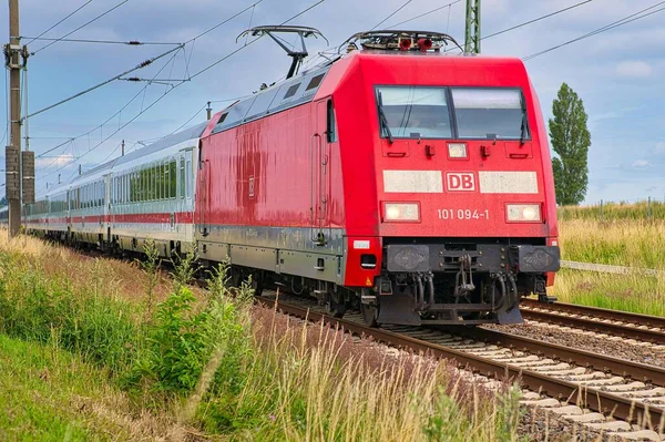 Ein Zug Auf Der Eisenbahn Umgeben Von Gras — Stockfoto