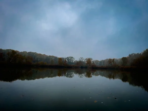 Мальовничий Вид Спокійне Озеро Відображенням Деревах Заході Сонця Неба Поверхні — стокове фото