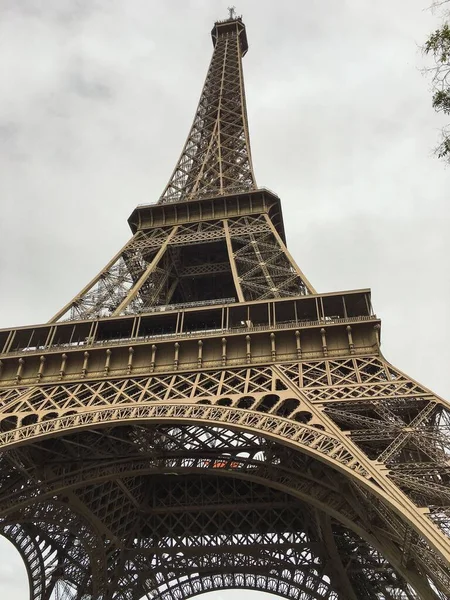 Μια Κάθετη Λήψη Χαμηλής Γωνίας Του Πύργου Του Άιφελ Παρίσι — Φωτογραφία Αρχείου