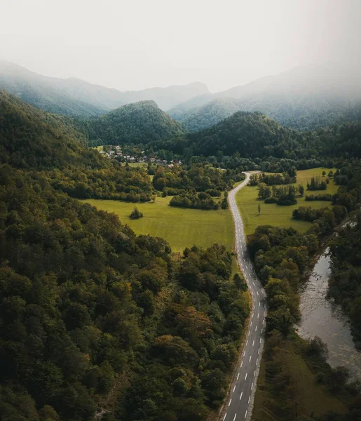 Antena Autostrady Malowniczym Krajobrazie Gęstych Lasów Pokrywających Góry Słowenii — Zdjęcie stockowe