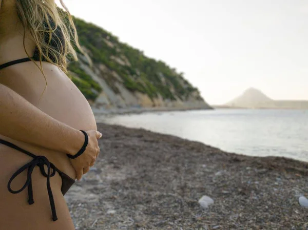 Ciężarna Kobieta Czarnym Bikini Stojąca Plaży Trzymająca Brzuch — Zdjęcie stockowe