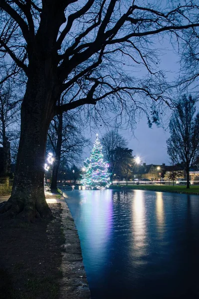 stock image The colorful decorated Christmas tree in the river at Bourton-on-the-Water in The Cotswolds