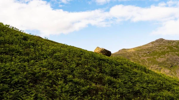 Ein Gipfel Des Felsigen Berges Mit Grünem Gras Bedeckt Und — Stockfoto