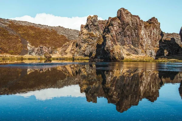 Pintoresco Plano Formaciones Rocosas Que Reflejan Agua Del Lago Snaefellsnes —  Fotos de Stock