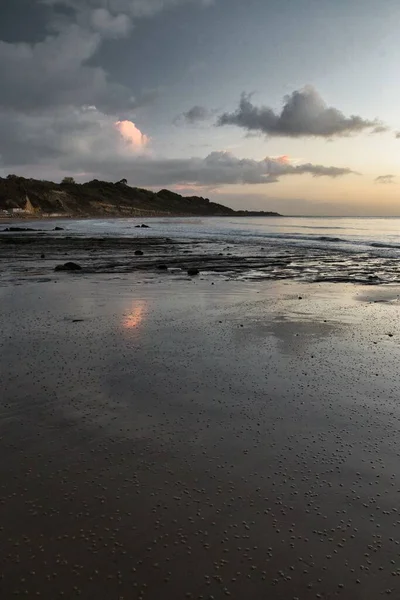 Akşamları Arka Planda Sakin Bir Deniz Olan Kayalarla Dolu Bir — Stok fotoğraf