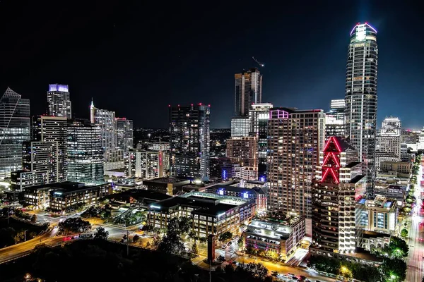 得克萨斯州奥斯汀市夜景明亮的街道和建筑物构成的城市景观 — 图库照片