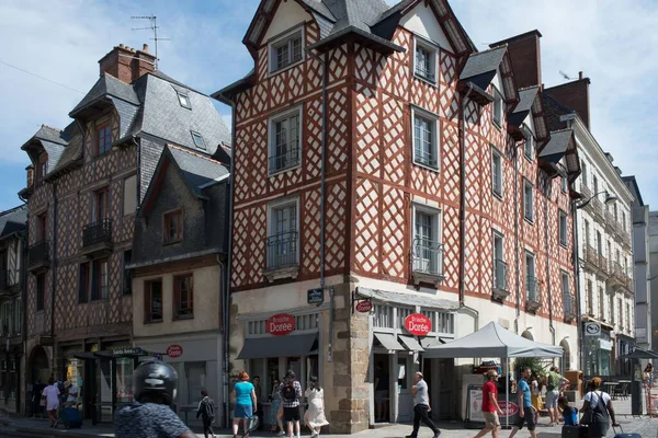 Ludzie Chodzący Ulicą Rennes Francja Przeciwko Starym Budynkom Pod Błękitnym — Zdjęcie stockowe