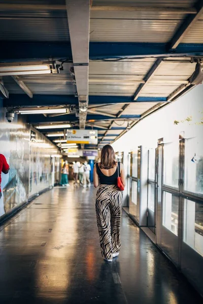 スペインのセビリアの空港を歩いている若い女性の垂直ショット — ストック写真