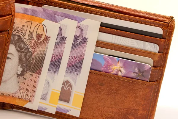 Nahaufnahme Einer Hellbraunen Ledertasche Mit Bankkarten Zehn Und Zwanzig Pfund — Stockfoto