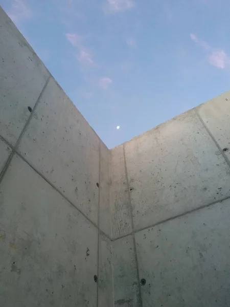 Vertical Shot Wall Moon Visible Sky Afternoon — Stock Photo, Image