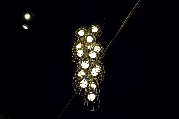Primer Plano Ángulo Bajo Una Hermosa Lámpara Araña Con Diseño — Foto de Stock