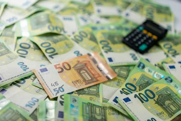 Una Calculadora Sobre Una Pila Billetes 100 Euros — Foto de Stock