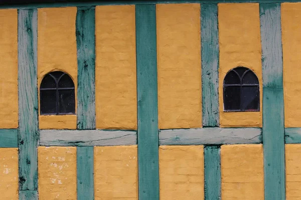 Eine Gelbe Wand Mit Fenstern Und Hölzernen Blauen Linien — Stockfoto