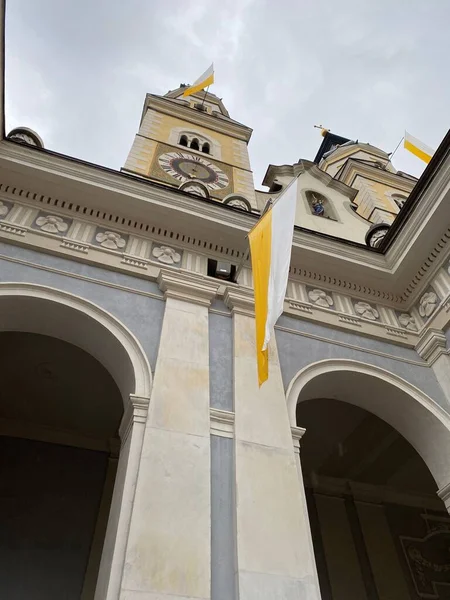 Ângulo Vertical Baixo Catedral Brixen Com Bandeira Austríaca — Fotografia de Stock