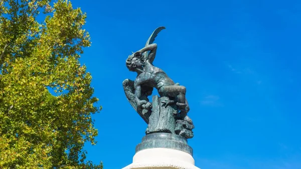 Niski Kąt Rzeźby Fontanny Upadłego Anioła Retiro Madryt — Zdjęcie stockowe