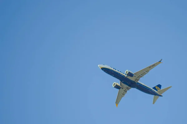 Ryanair Uçağının Mavi Gökyüzünde Fotokopi Uzayı Ile Alçak Açılı Görüntüsü — Stok fotoğraf