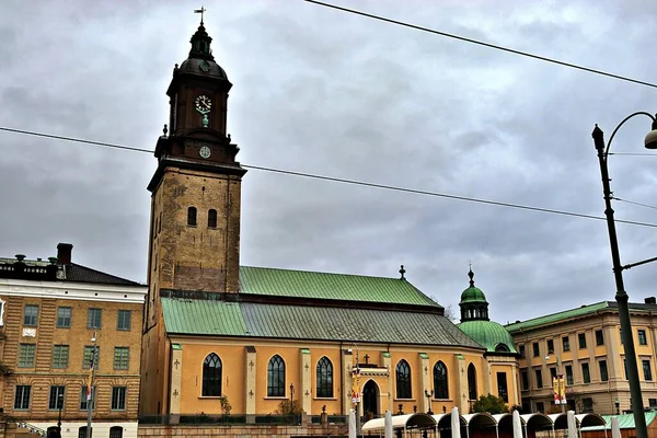 德国哥德堡教堂的屋顶是绿色的 墙壁是棕色的 在阴云密布的天空下 位于瑞典哥德堡 — 图库照片